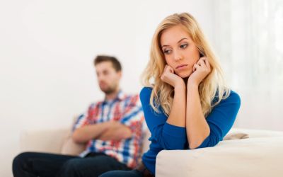 Junges Paar mit Unsicherheit in der Partnerschaft und Kommunikationsproblem, die Nähe ist verloren