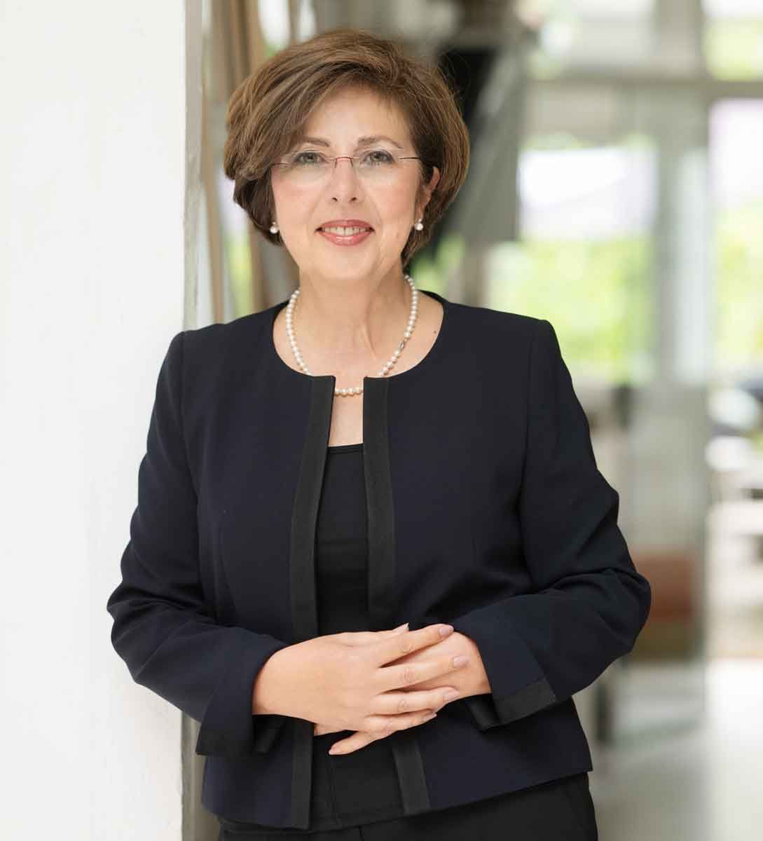 Über mich. Portrait von Dr. Firouzeh Tehranchi, Paarberatung Köln Bonn